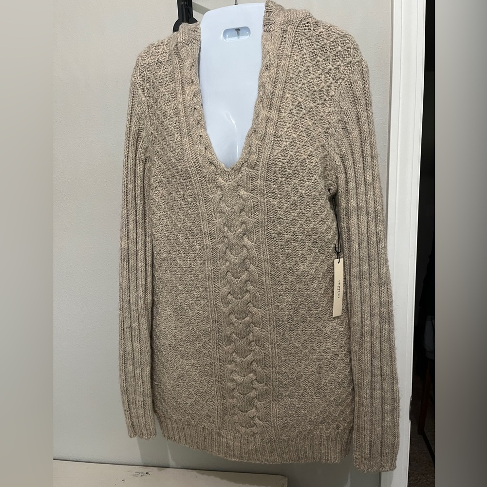 Vertigo Long Sleeved Hooded Pullover Sweatet